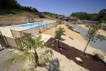 Parc de vacances pour 4 personnes, avec jardin et piscine à Marminiac