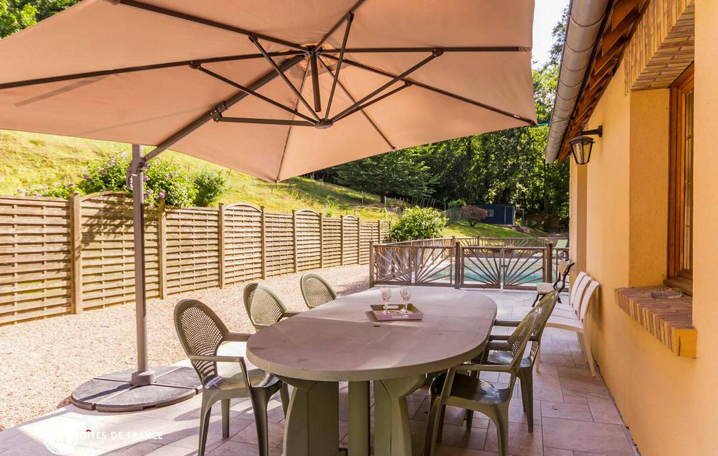 Appartement au bord de la rivière avec piscine et parking in Acquigny, Région de Les Andelys