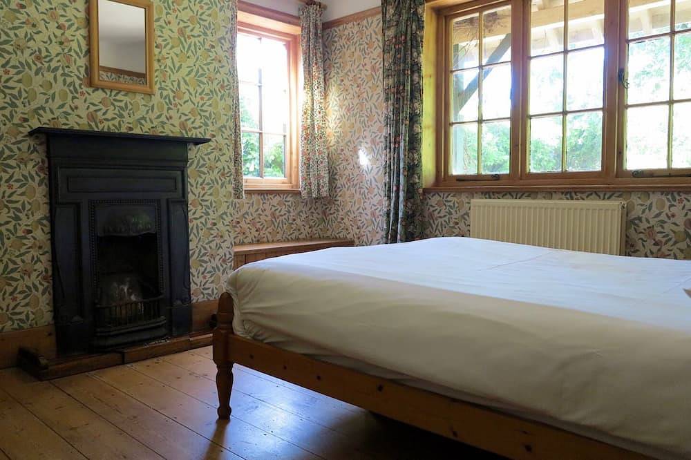 Lovely 7 bedroomed Arts and Crafts New Forest Cottage in Lymington by the coast in Lymington, Hampshire