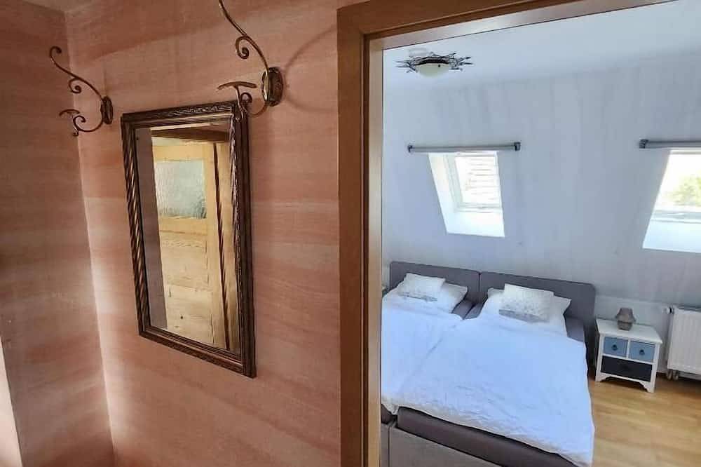 Ganze Wohnung, Großzügige Ferienwohnung in direkter Lage des historischen Ortskerns in Schonungen, Franken