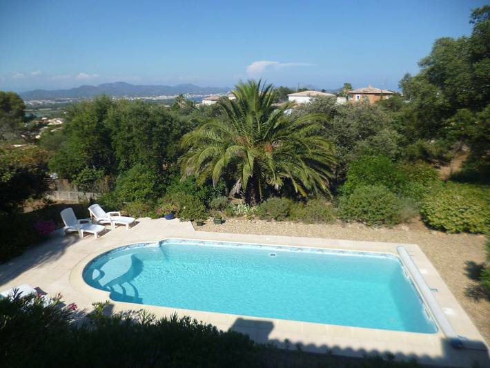 Appartement de vacances pour 4 personnes, avec jardin ainsi que terrasse et piscine, animaux acceptés