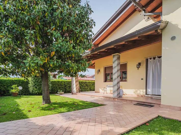 Villa für 4 Personen, mit Terrasse in Massa