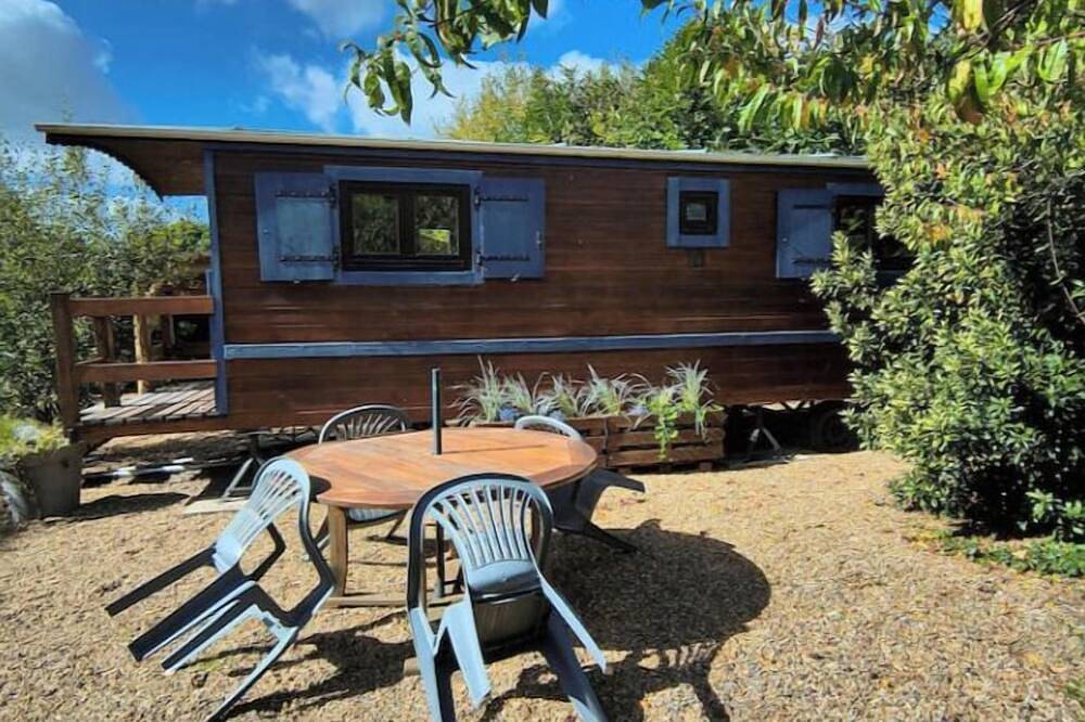 Roulotte Gîte, 2 persons, green setting in La Flèche, Sarthe