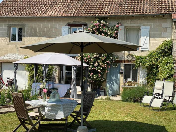 Location de vacances pour 2 personnes, avec Terrasse et Jardin ainsi que Piscine et Vue dans Blye