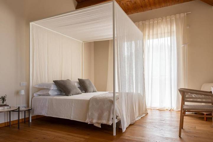 Location de vacances pour 3 personnes, avec piscine ainsi que jardin et vue dans Castrocaro Terme