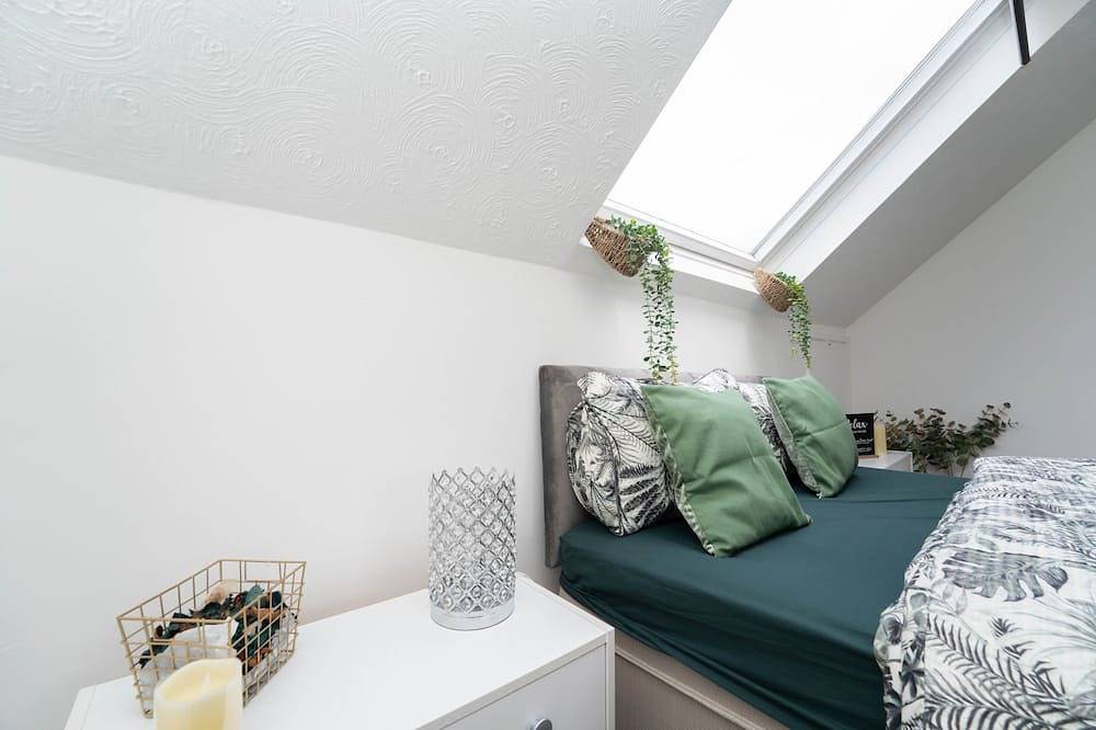 Room 5 - Double Bedroom with Sofa and additional Single bed - Loft Room in Iver, Colne Valley Park