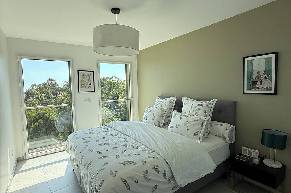 Appartement entier, Superb two bedroom apartment with views of Mediterranean Sea and Eze village in Èze, Région de Nice