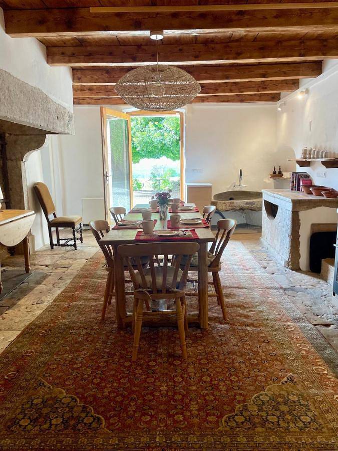 Location de vacances pour 6 personnes, avec Terrasse ainsi que Jardin et Vue à Belmont-Luthézieu - 2