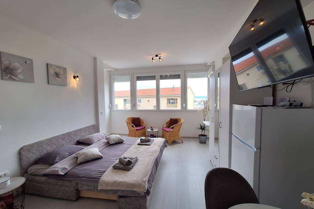 Ganze Wohnung, Mystic Grey Studio Apartment in Ploce, Dubrovnik-Neretva