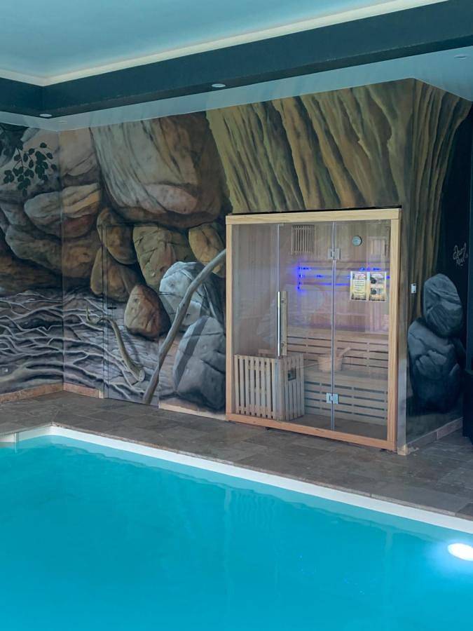 Appartement entier, Logement 4 personnes avec piscine intérieure 31 degrés zoo de la Fleche 24 h du Mans in La Flèche, Sarthe