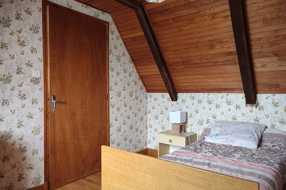 Maison en pierre dans hameau paisible, entre Aubrac (Laguiole) et vallée du Lot in Florentin-la-Capelle, Parc naturel régional de l'Aubrac
