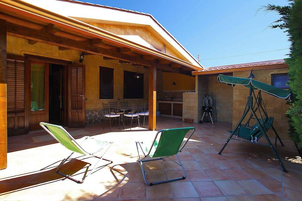 2 bedrooms, 2 Bathrooms Villa, near the Sea, Garden, Ac, 10 minutes from Cefalu in Spiaggia di Campofelice di Roccella (Campofelice di Roccella), Campofelice di Roccella
