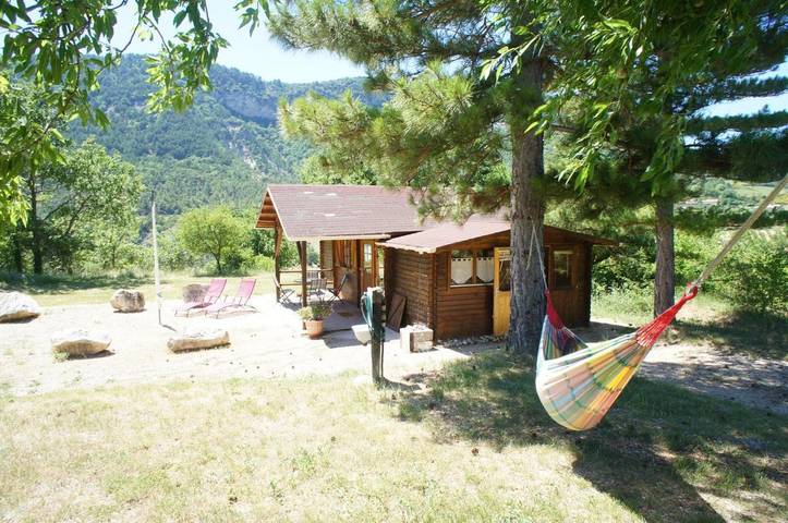 Gîte pour 3 personnes, avec terrasse et jardin ainsi que vue et piscine à Châteauneuf-de-Bordette