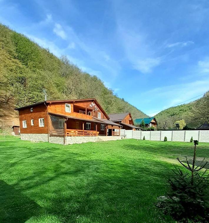 Gîte pour 16 personnes, avec Balcon et Jacuzzi ainsi que Terrasse et Jardin
