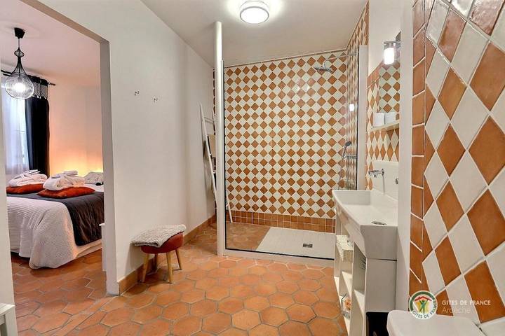 Chambre d’hôte pour 2 personnes, avec vue et jardin ainsi que terrasse et piscine à Saint-Remèze - 2