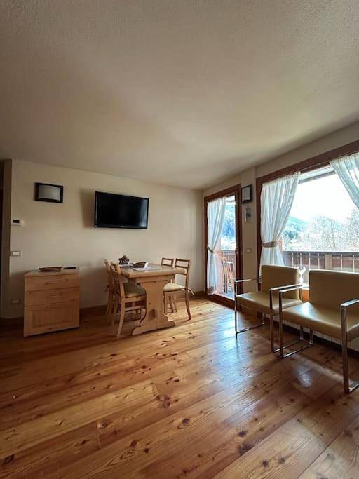 Baita per 6 persone, con panorama e terrazza nonché giardino in Val Camonica