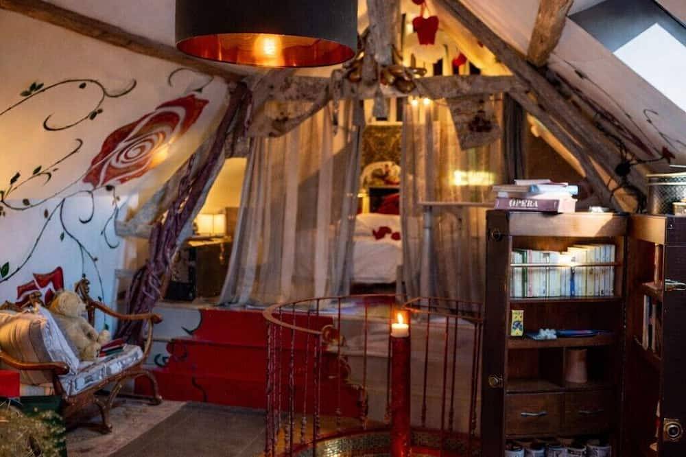 Suite Première Loge Suite immersive et théâtrale pour un week-end  en couple in Muidorge, Oise