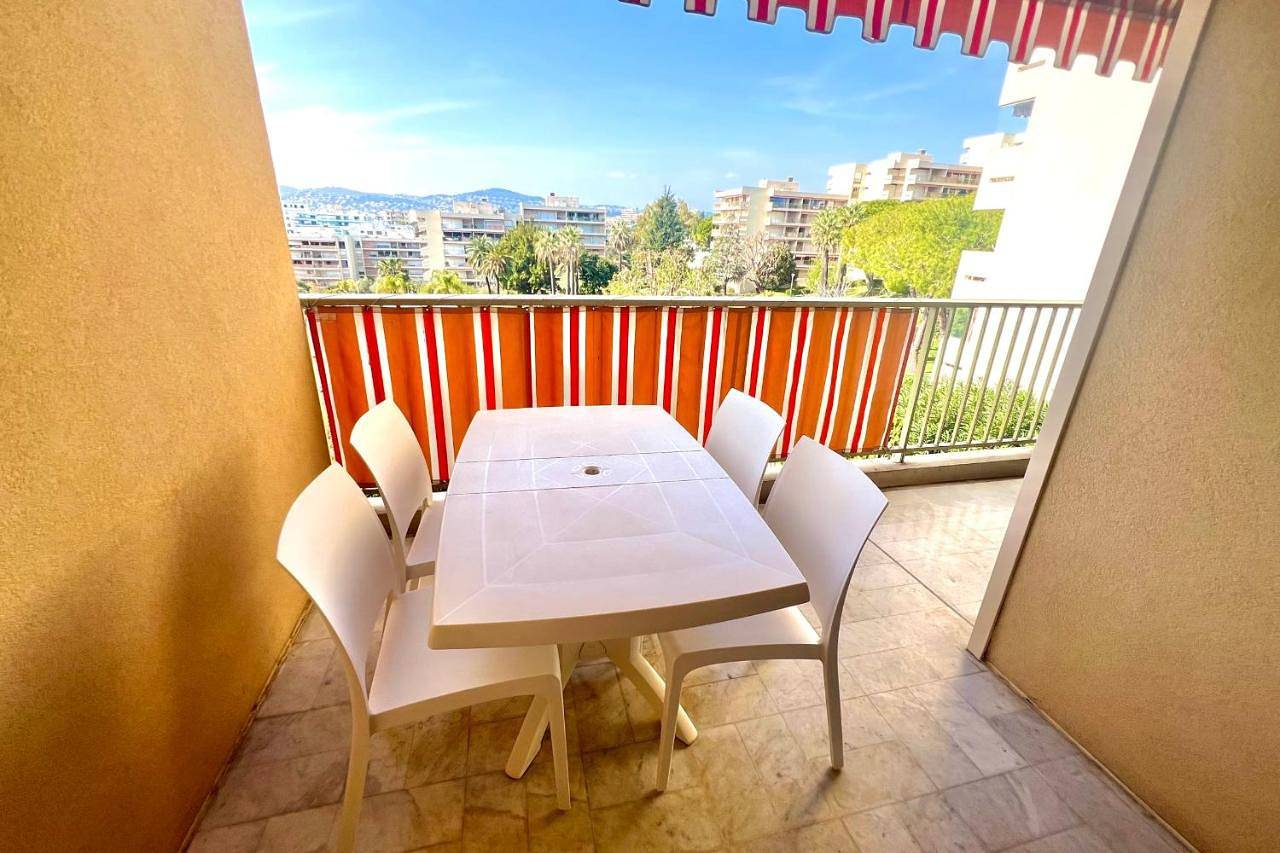 Geheel appartement, Juan Les Pins - 4 people - swimming pool - tennis in Juan-les-Pins, Antibes