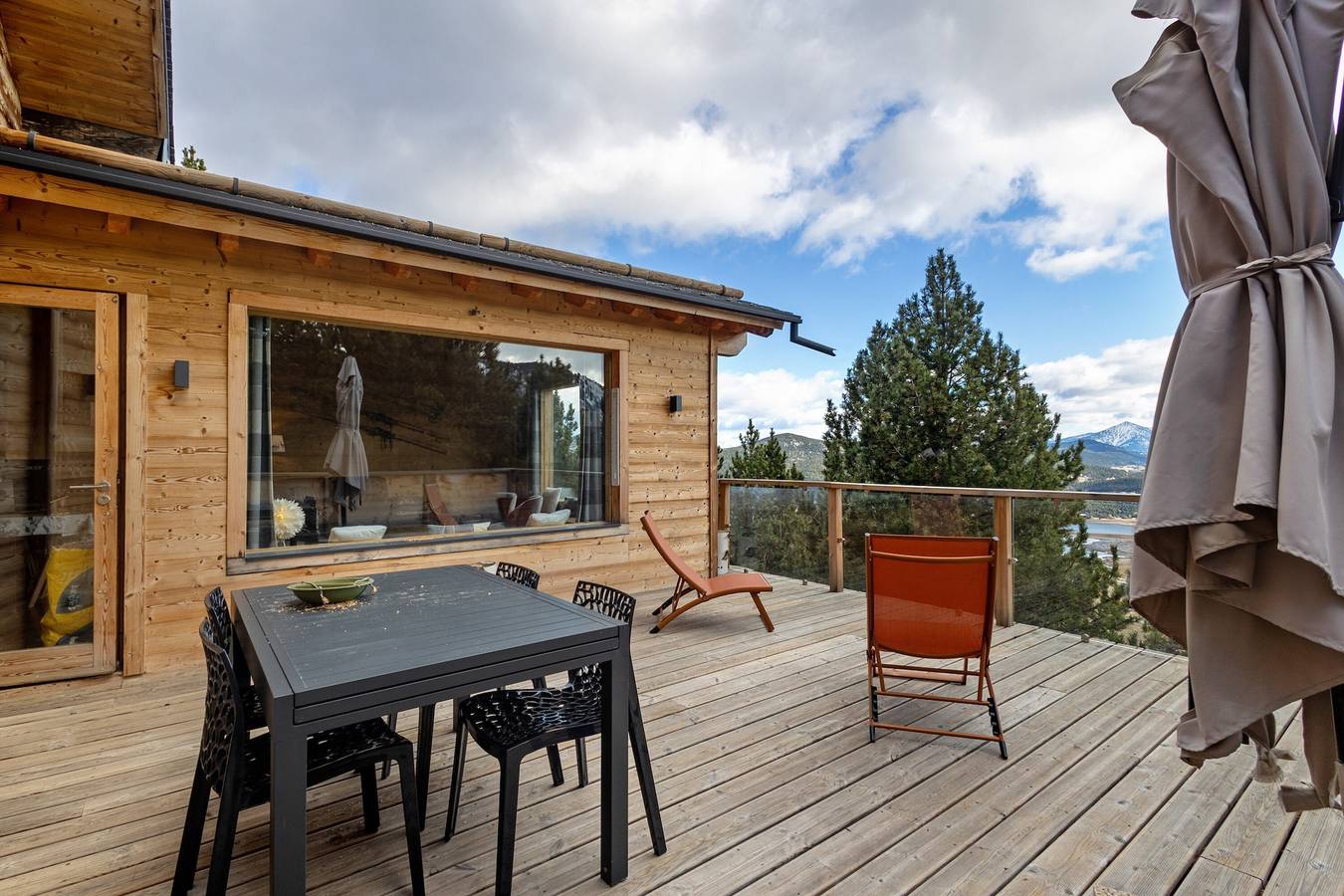 Chalet Sorbiers: 8 Schlafzimmer, herrlicher Seeblick, private Terrasse & Skifahren in 150 m Entfernung in Les Angles, Parc naturel régional des Pyrénées catalanes