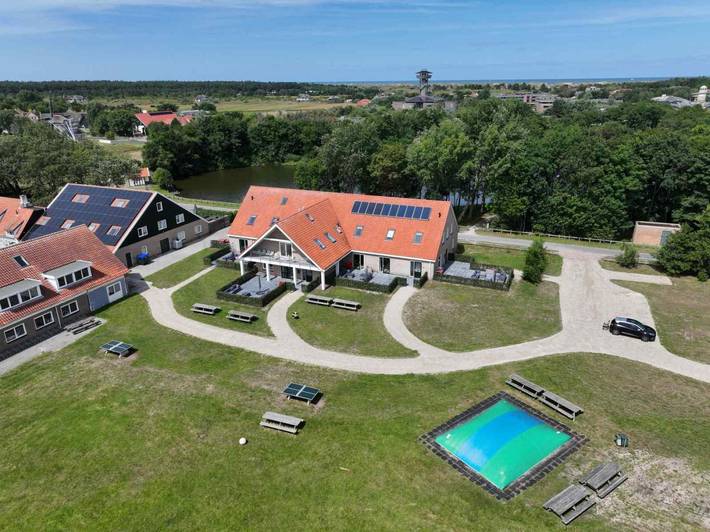Vakantieappartement voor 20 personen, met Terras en Tuin in Nes