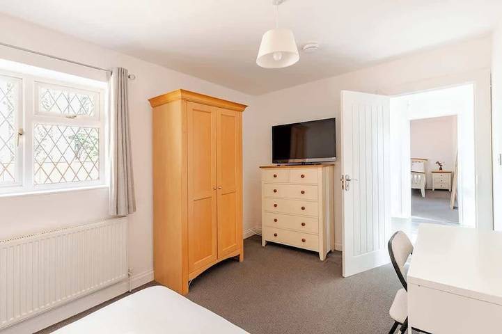 Spacious Riverside View Bungalow in Oxford, Oxfordshire