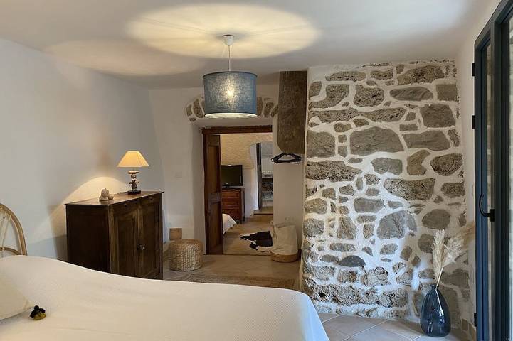 Gîte pour 6 personnes, avec terrasse ainsi que piscine et jardin à Saint-Julien-de-la-Nef - 4