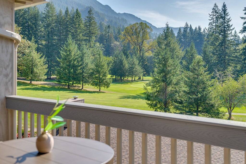 Ganze Wohnung, Vintage Golf Course View Condo near Mt. Hood/Skiing - Wood Fireplace in Welches, Mount Hood
