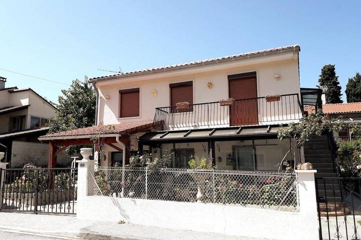 Gîte pour 13 personnes, avec vue et jardin, animaux acceptés à Villeneuve-d'Olmes