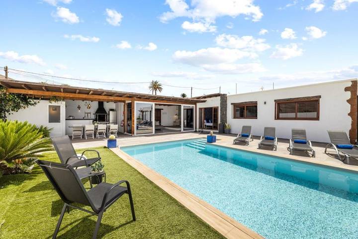 Chalet para 8 personas, con jardín además de piscina y vistas - 1