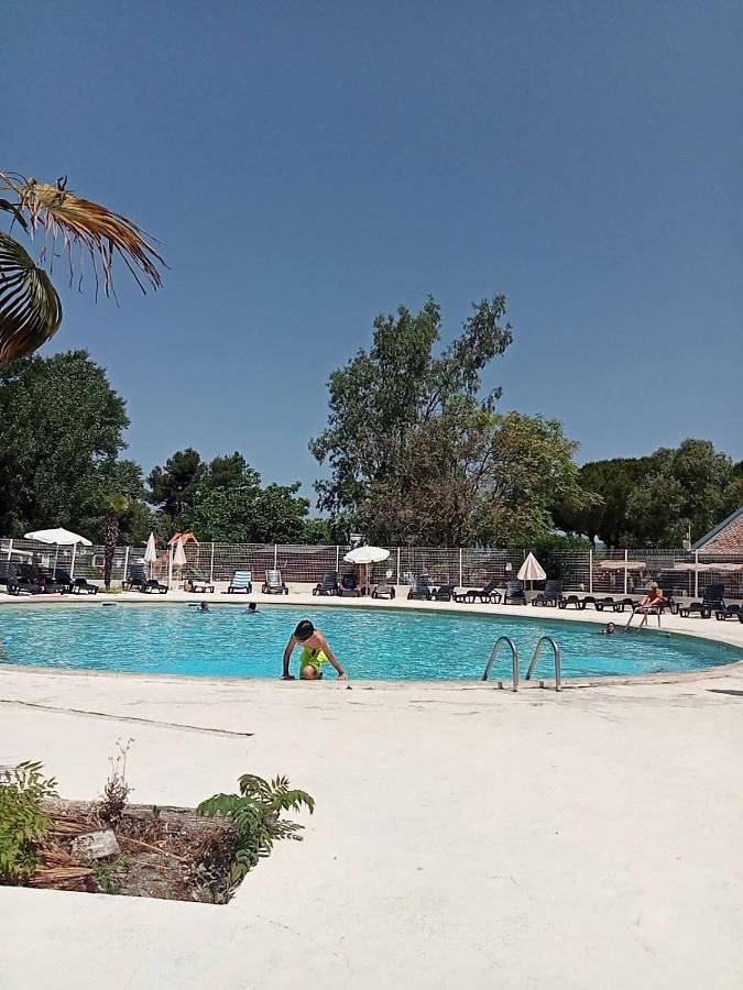 Camping pour 6 personnes, avec piscine ainsi que jardin et vue à La Roque-d'Anthéron - 2