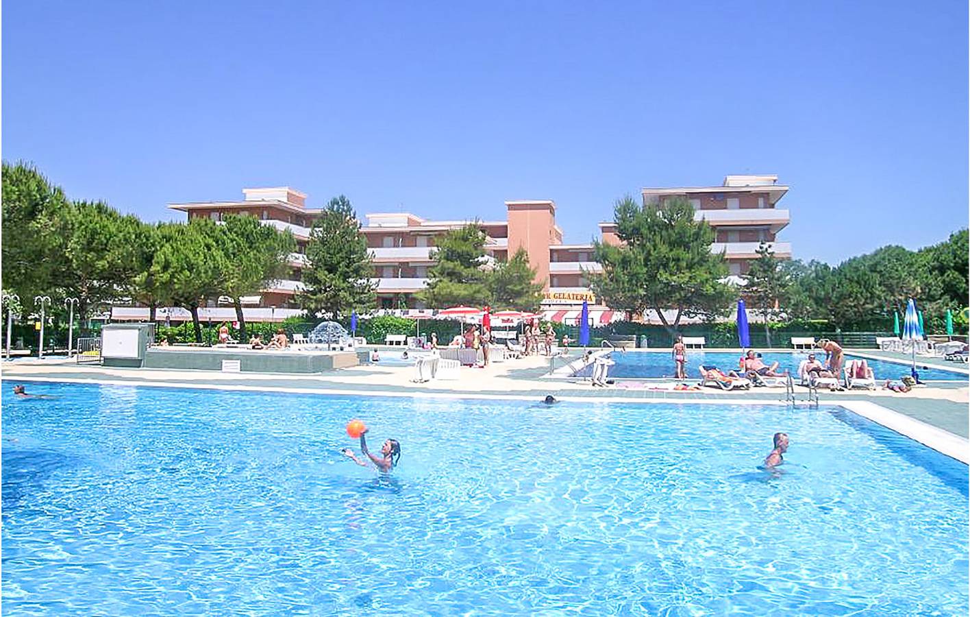 Apartamento vacacional entero, Apartamento junto a la playa con piscina y cocina in Bibione, Provincia de Venezia