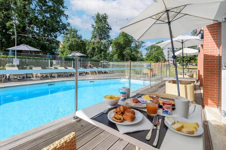 Appart’hôtel pour 2 personnes, avec Terrasse ainsi que Jardin et Piscine