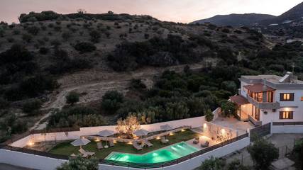 Cottage pour 9 personnes, avec piscine ainsi que jardin et terrasse dans Keratokambos
