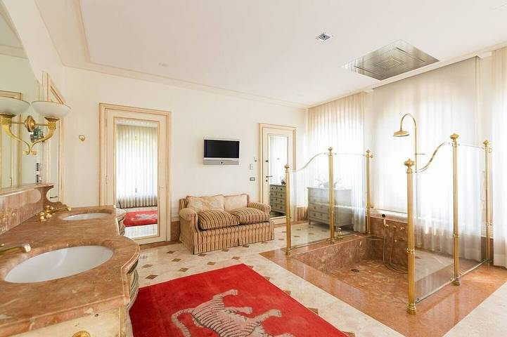 Luxury lakefront villa near Rome set in its own private park in Nepi, Braccianosee