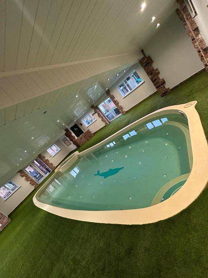 Ferienhaus für 22 Personen, mit Pool und Whirlpool sowie Garten in York