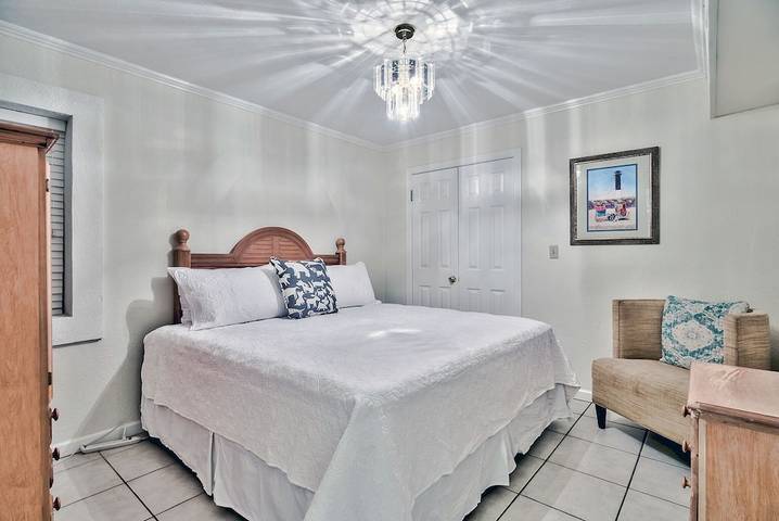 Vacation rental for 26 people, with hot tub and pool as well as yard and balcony in Grayton Beach