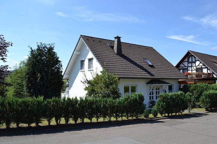 Ferienhaus für 13 Personen, mit Balkon und Garten in Battenberg