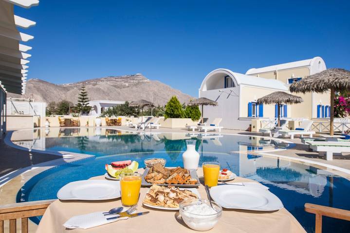 Gîte pour 2 personnes, avec piscine et balcon dans Perivolos