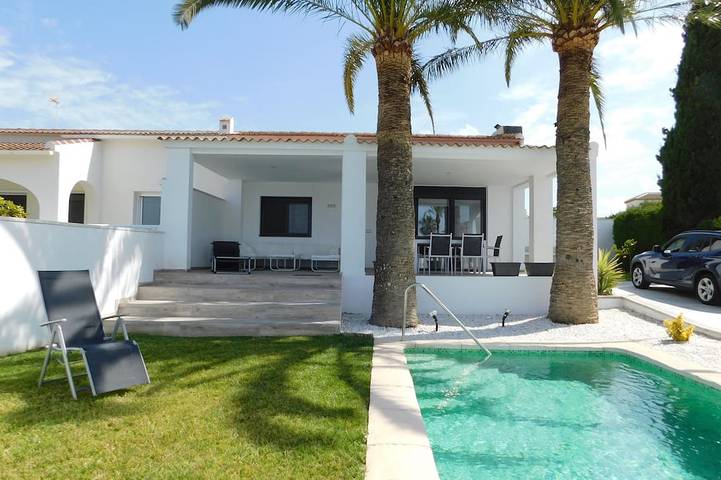 Villa with pool for 5 people, with terrace and garden in Torrevieja