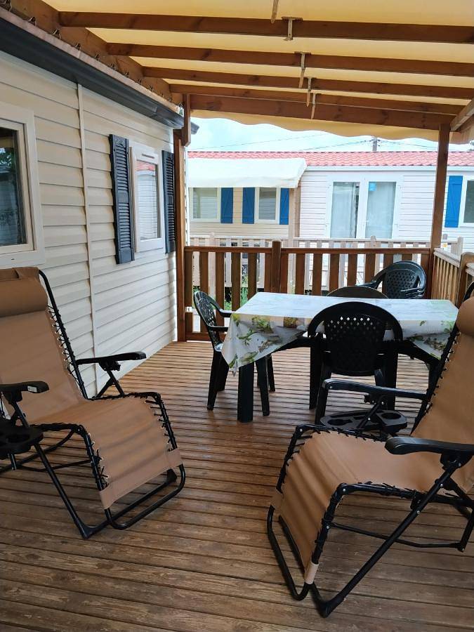 Camping pour 6 personnes, avec terrasse ainsi que piscine et bassin pour enfant à Vic-la-Gardiole
