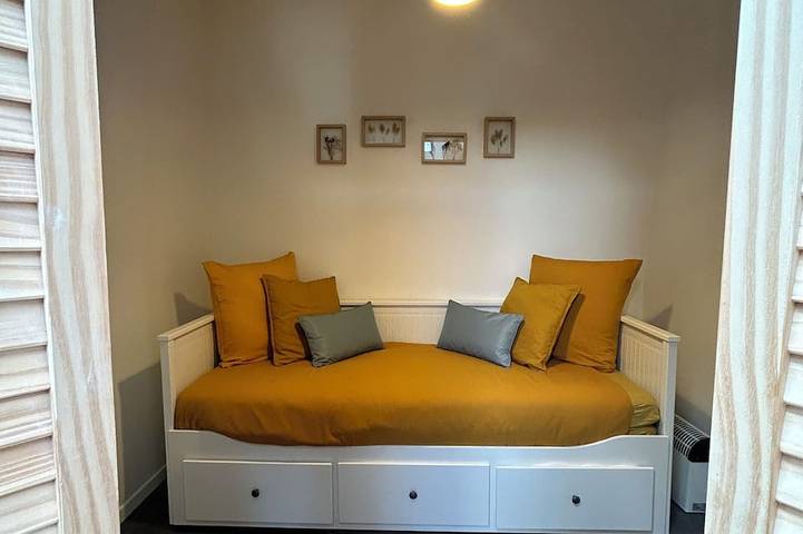 Entire apartment, Mimosa cocoon for 6 people In the heart of the old village in Cotignac, Brignoles region