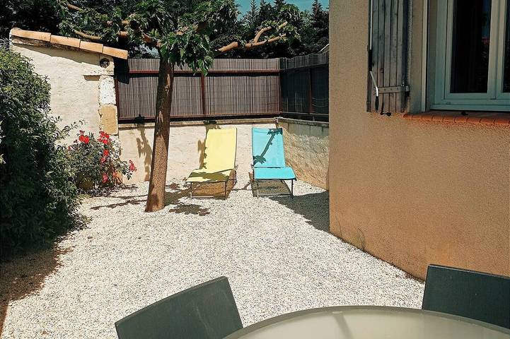 Apartamento entero, Charmant Studio Au Calme Avec Terrasse Et Parking in Fontvieille, Region de Arles