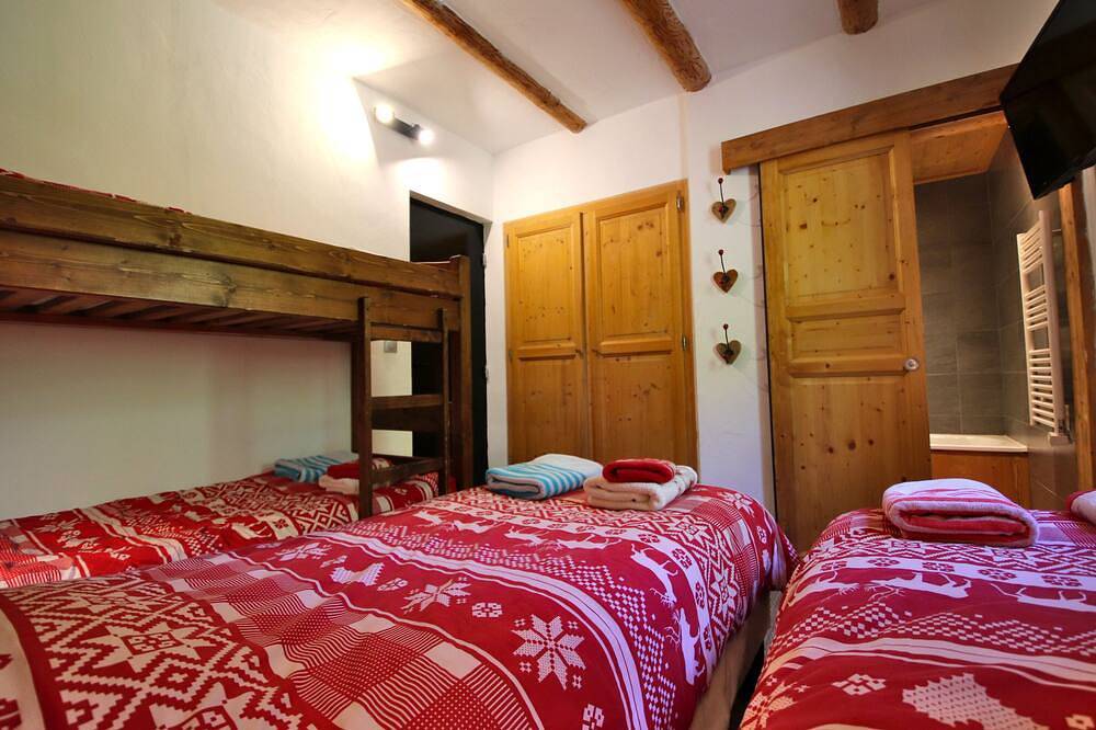 16-Person Chalet Ski In Ski Out Jacuzzi Cinema Room Billiards Foosball in Montgenèvre, Briançon region