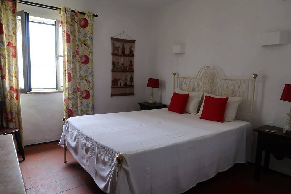 Villa 600 m from 2 beaches; 300 m nightlife; Bbq, internet, A/C in Albufeira, Faro Distrikt
