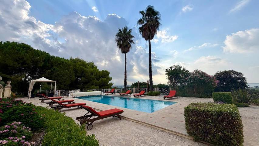 Chambre d’hôte pour 2 personnes, avec Jacuzzi et Terrasse ainsi que Jardin et Piscine