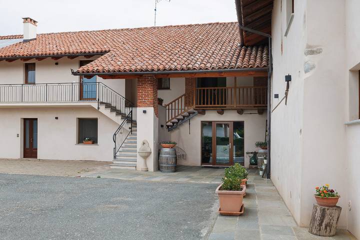 Cascina 'Al Campo del Nocciolo Agriturismo' con vista montagna, Wi-Fi e aria condizionata in Busca, Provincia di Cuneo