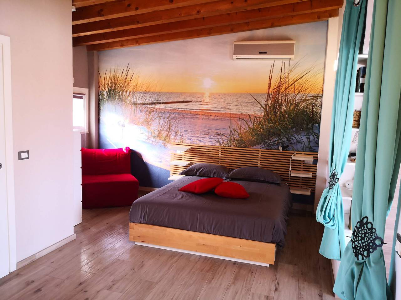 Freifläche im Dorf mit direktem Zugang zum Strand in Spiaggia Romantica (Manerba del Garda), Manerba del Garda