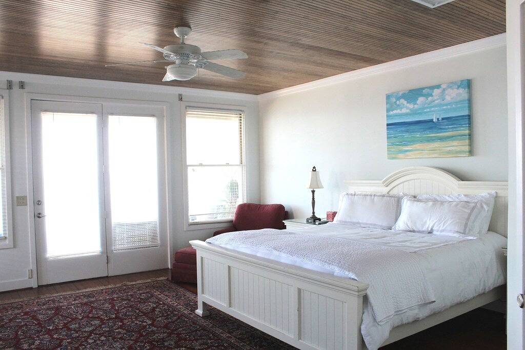 Ganze Wohnung, Schöne Ocean Front Cottage mit herrlichem Blick - nur wenige Schritte vom Strand entfernt! in St. Simons Island, Glynn County