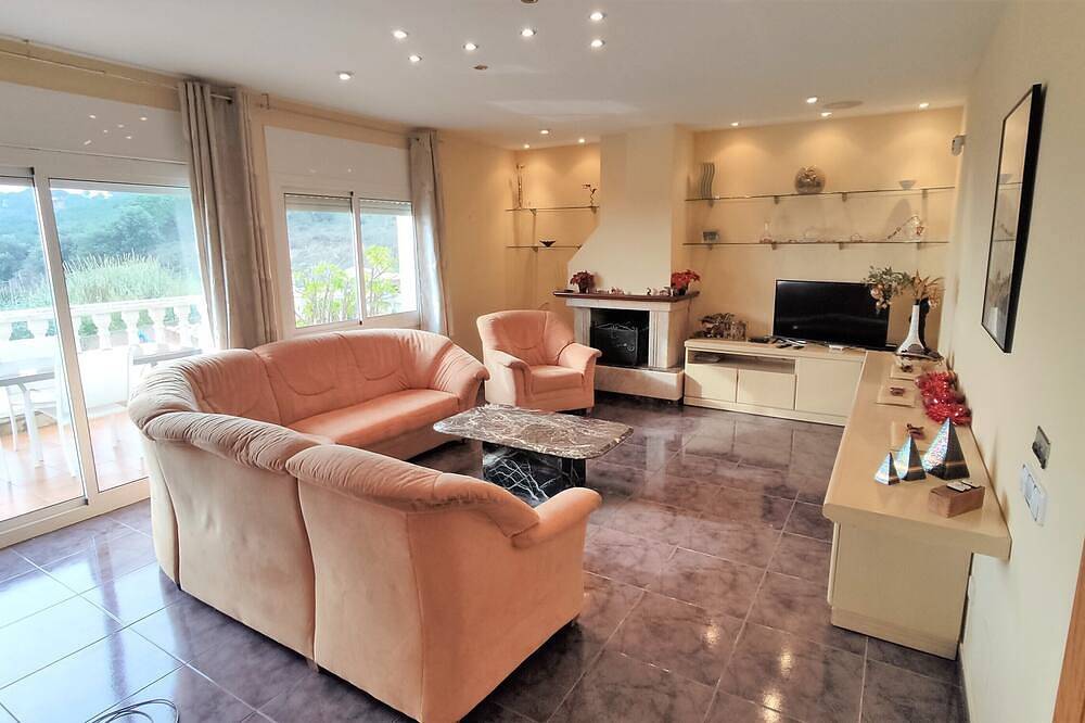 Villa Carolina, Privatpool, Grill, Meerblick, Parkplatz, Partyraum, Billard in Mataró, Costa del Maresme