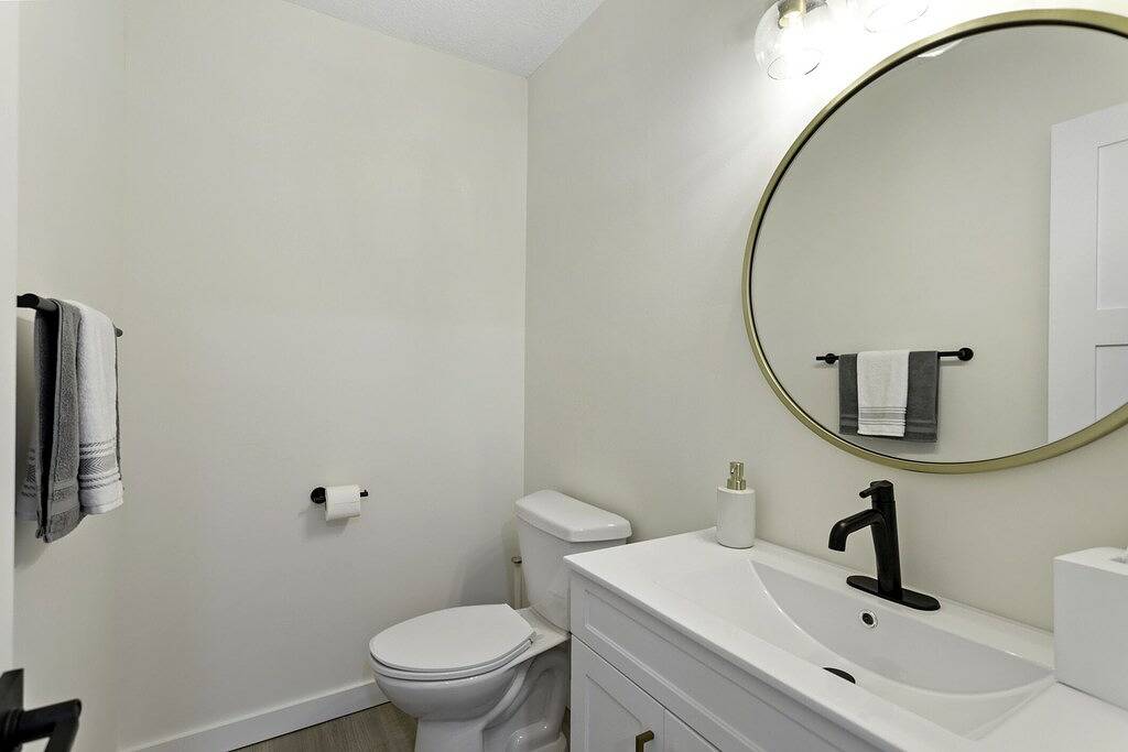 Steps to the Beach, Fully Renovated Beautiful Townhome in Jacksonville Beach, Duval County